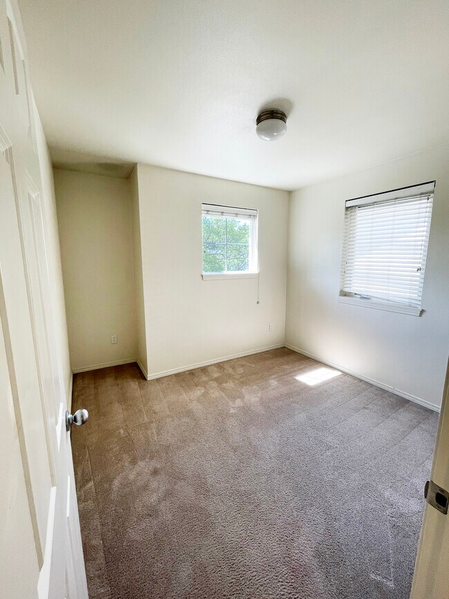 Building Photo - 421 NE Morton St