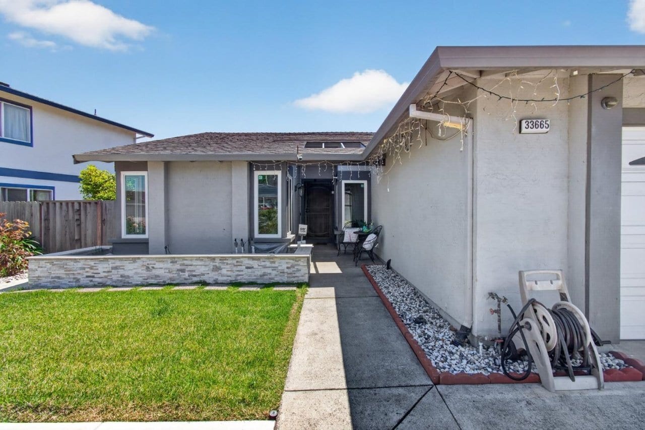 Building Photo - 33665 Bardolph Cir