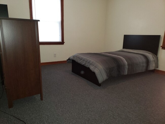 Building Photo - 4-5 bedroom home located on Oakland Ave, o...