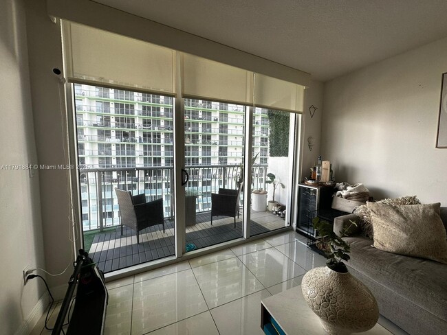 Building Photo - 1750 N Bayshore Dr