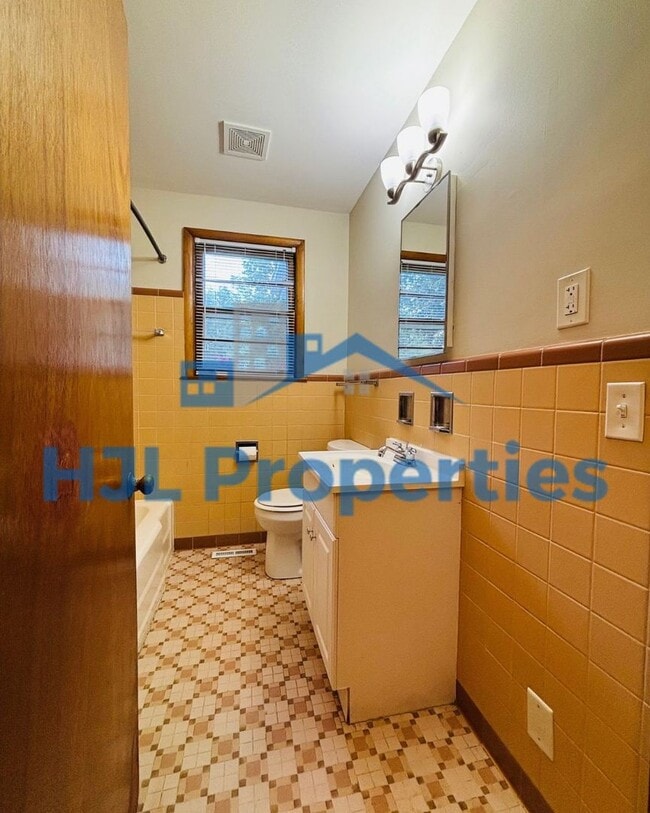 Building Photo - Beautiful Large Home in Donelson!