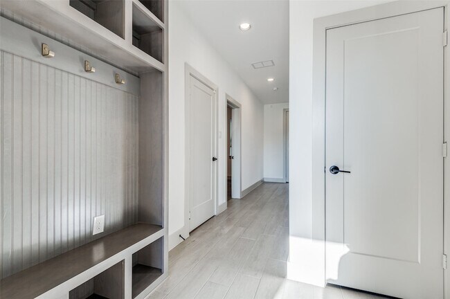 Building Photo - 2609 La Altura Ln