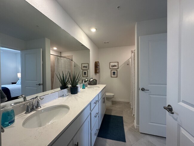 Building Photo - "Spacious 3-Bed with 2 Baths Condo in Prime Venice Location"