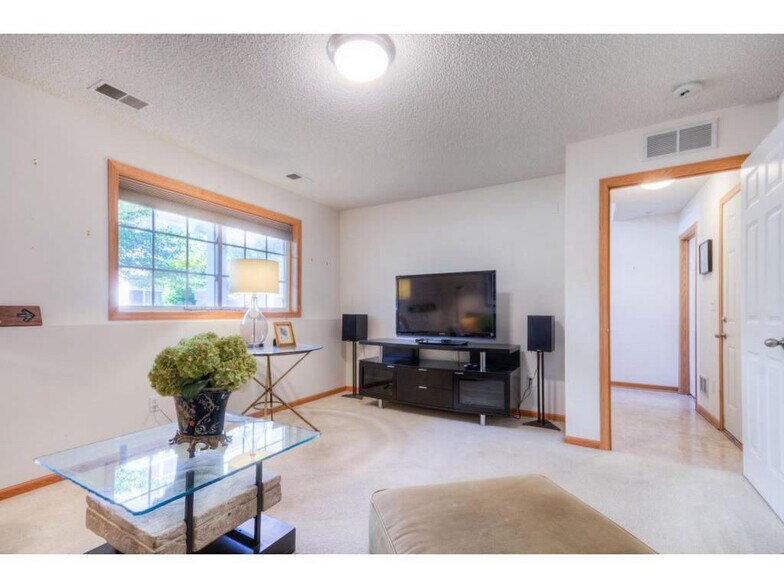 Building Photo - 1683 Village Trail E #4