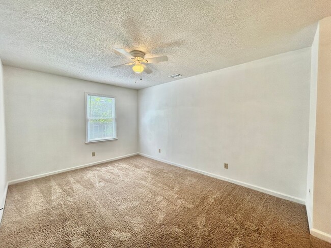 Building Photo - 10 Crescent Ln