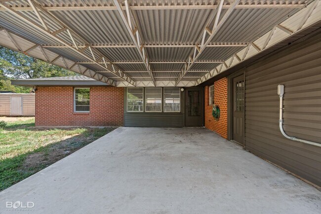 Building Photo - 822 E River Rd
