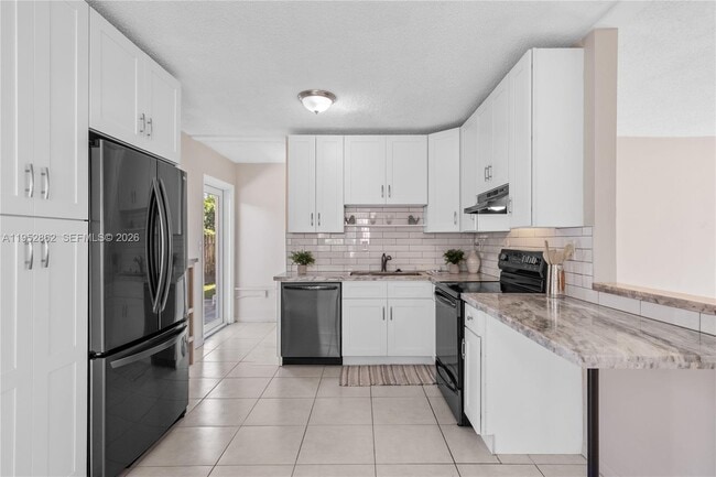 Building Photo - 10525 SW 77th Ct