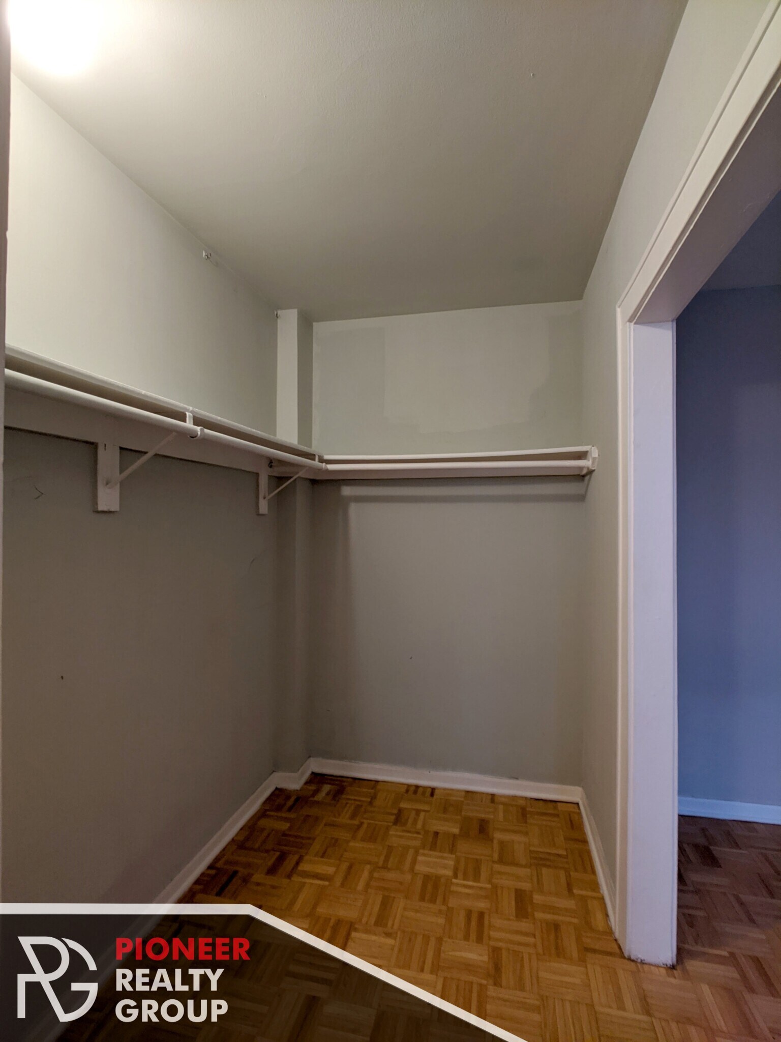 Building Photo - 717 W Belmont Ave