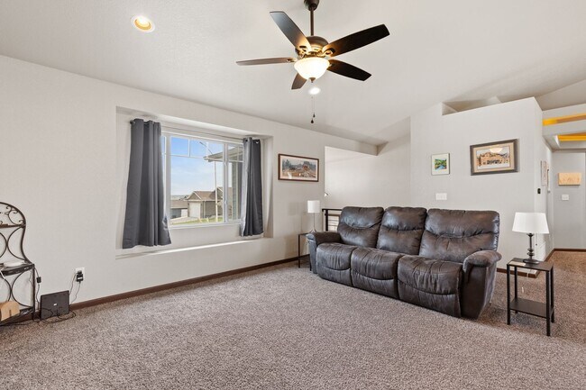 Building Photo - 4 BED | 3 BATH | DOUBLE GARAGE | RAPID VALLEY