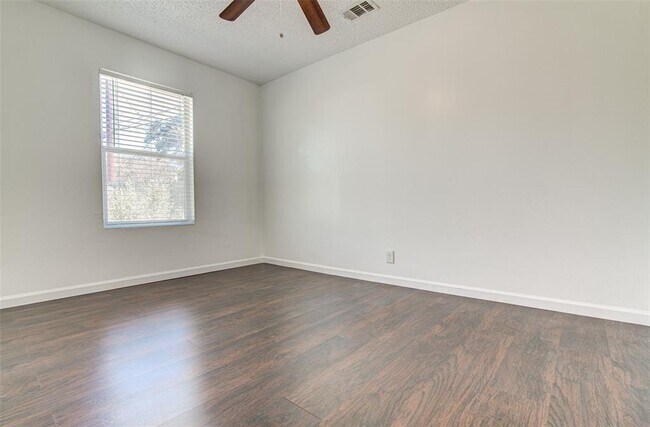 Building Photo - 912 Catalpa St