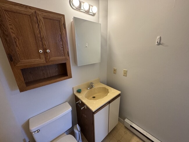 Building Photo - 731 Main St