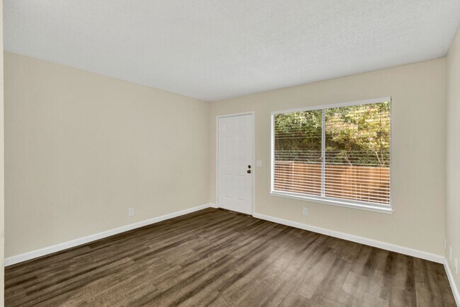 Building Photo - Great 2 Bedroom Condo in Gated Community