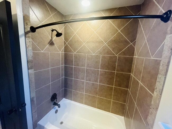 Building Photo - Charming 4-Bed, 2-Bath Home in Yukon - Gated Community in Mustang Public School District!