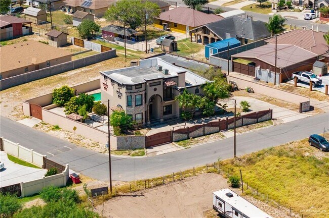 Building Photo - 682 Alto Bonito St