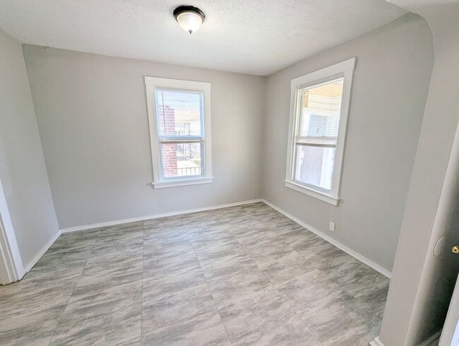 Building Photo - $500 OFF Your First Month's Rent!