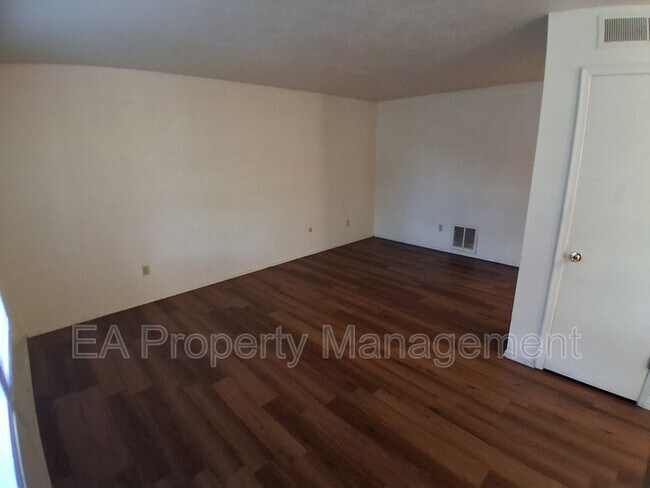 Building Photo - 12200 Candelaria Rd NE