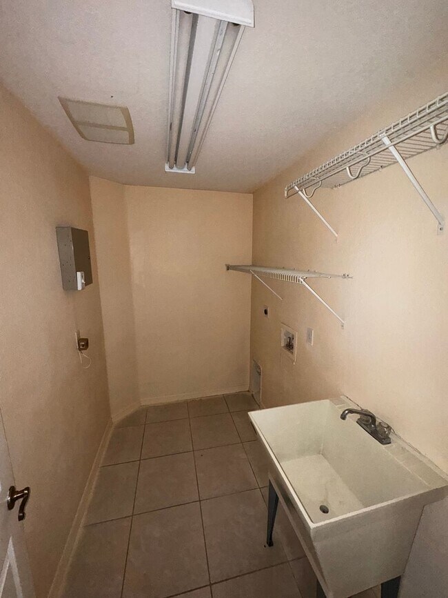 Building Photo - 10330 SW 54th Ct
