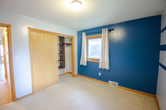 Building Photo - Charming Elton Hills Rambler with Finished Basement