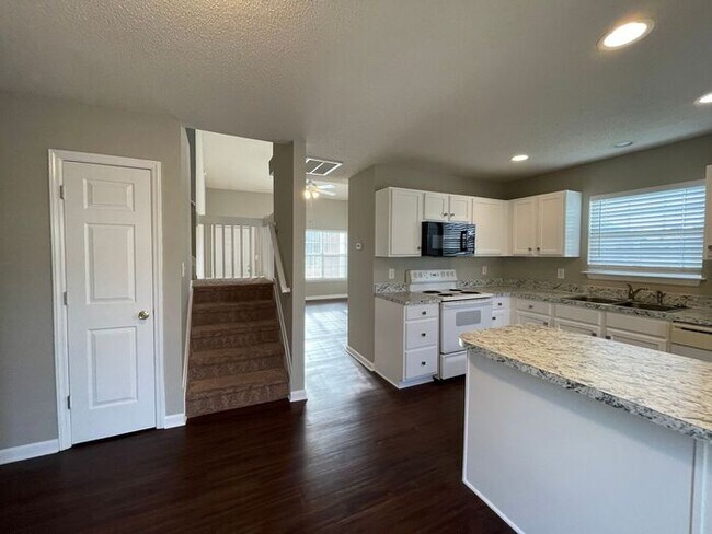 Building Photo - NW Townhome off of New Garden, Updated, Wo...