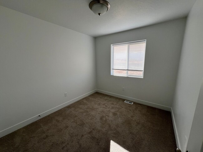 Building Photo - Brand NEW Cedar City Townhome! 6 month lea...