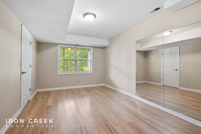 Building Photo - 8 Briar Knoll Ct