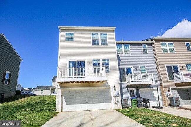 Building Photo - 8643 Rosecrans Ln