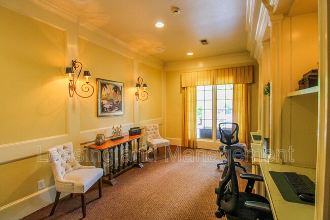 Building Photo - 700 Daniel Ellis Dr