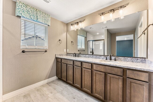 Building Photo - Modern Townhome in Commerce City!