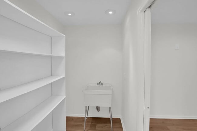 Building Photo - NOT YOUR AVERAGE 4 BEDROOM HOUSE!