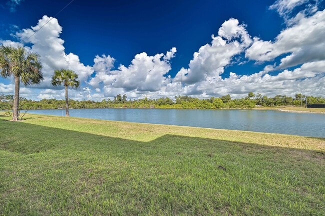 Building Photo - NOW AVAILABLE - Cozy Townhome w/ 1 Car Garage in Fort Myers!