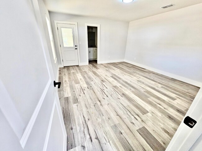 Building Photo - 220 W Bond St