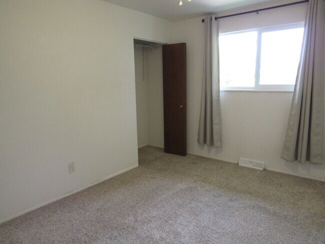Building Photo - Spacious Bi Level home backing to open space
