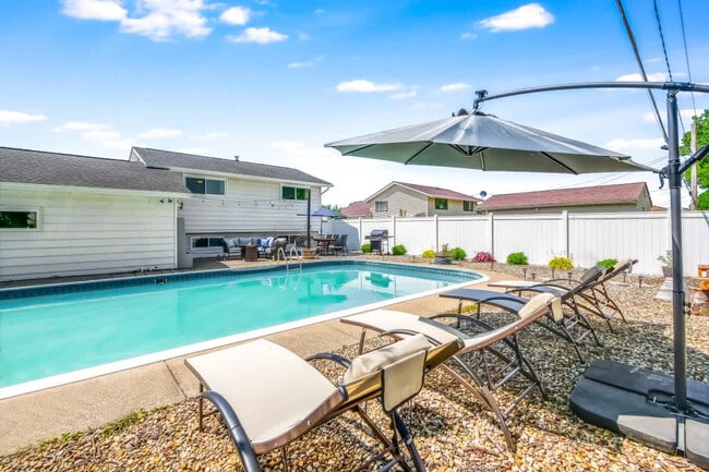 Building Photo - 8910 Cambridge Dr