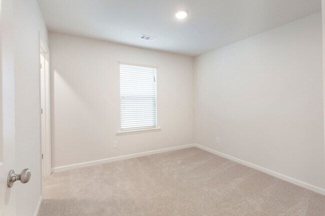 Building Photo - Gorgeous 4/3 w/ 2-Car Garage in New Hawthorne Station Subdivision in College Park!