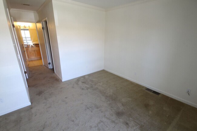 Building Photo - Huge 2 Bedroom Condo