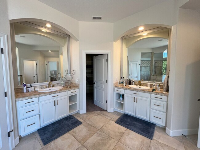 Building Photo - Elegant 4-Bedroom Luxury Home with Panoram...