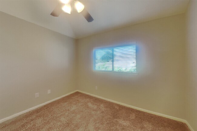 Building Photo - 3631 Royal Royce Dr