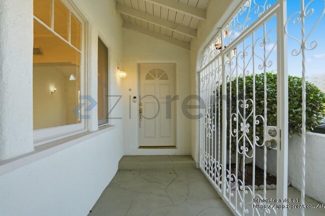 Building Photo - 1421 Stearns Dr