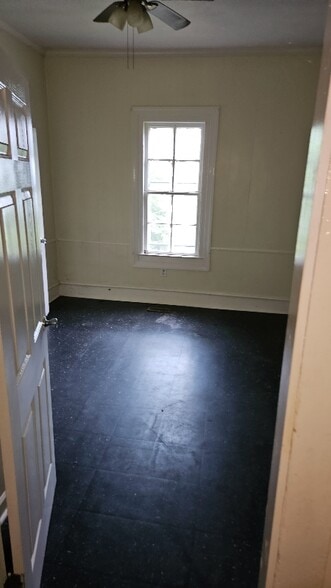 Building Photo - 806 E Caswell St