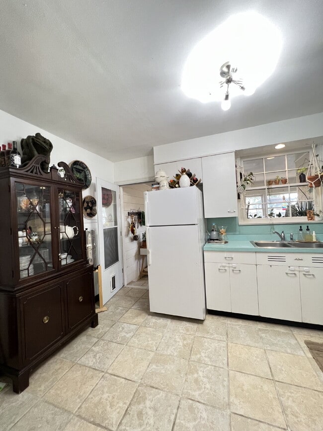 Building Photo - Charming 3-Bedroom Home with Sunroom Available for Summer 2026 Pre-Lease