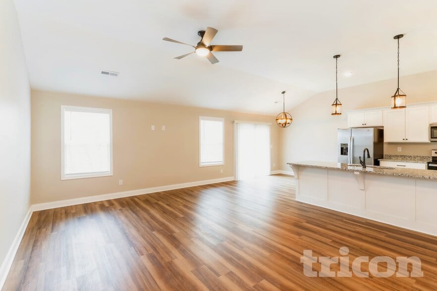 Building Photo - 341 Green Hills Dr