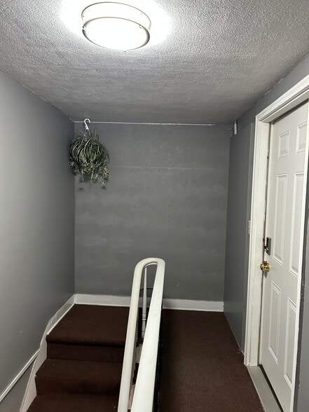 Hallway / entry - 19 Warwick St