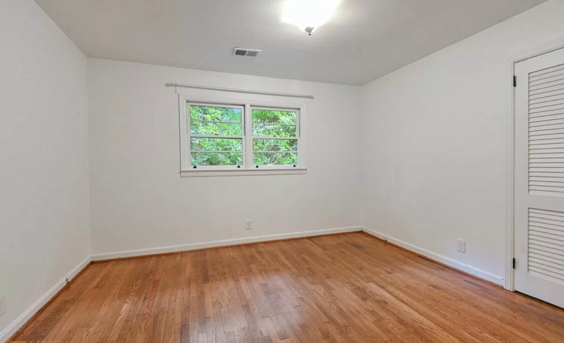 Bedroom - 466 Burlington Rd NE