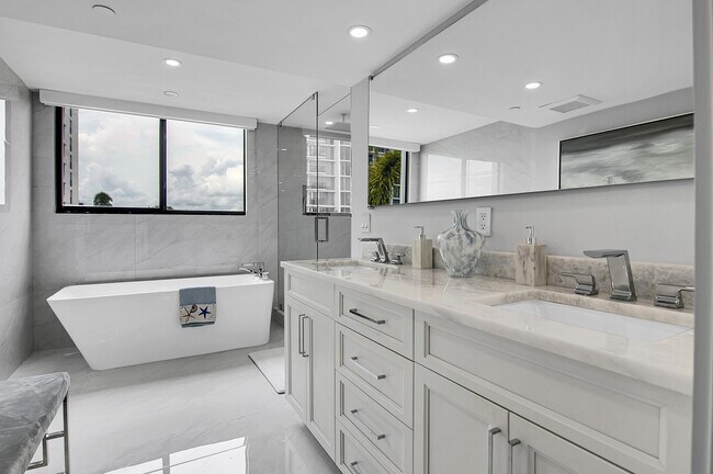 Building Photo - 4744 S Ocean Blvd