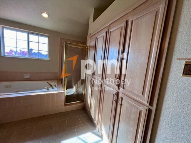 Building Photo - 3213 Hilton Head Dr