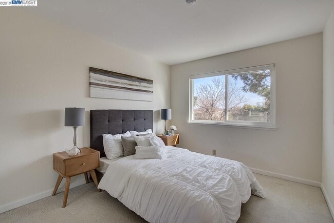 Building Photo - Bright 3 Bedroom Townhome in Newark