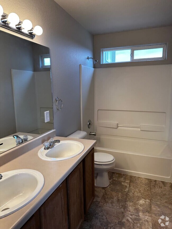 Building Photo - Spacious home in Fountain!