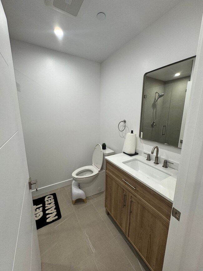 Building Photo - Spacious 1000 Sq. Ft. Single-Floor Back AD...