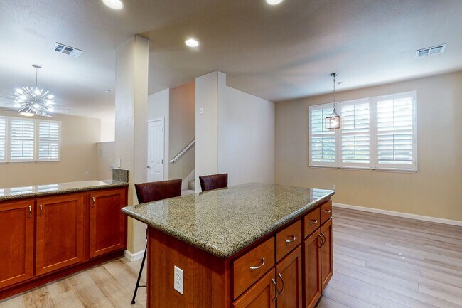 Building Photo - Town House Near Downtown Pleasanton  3 Bed...