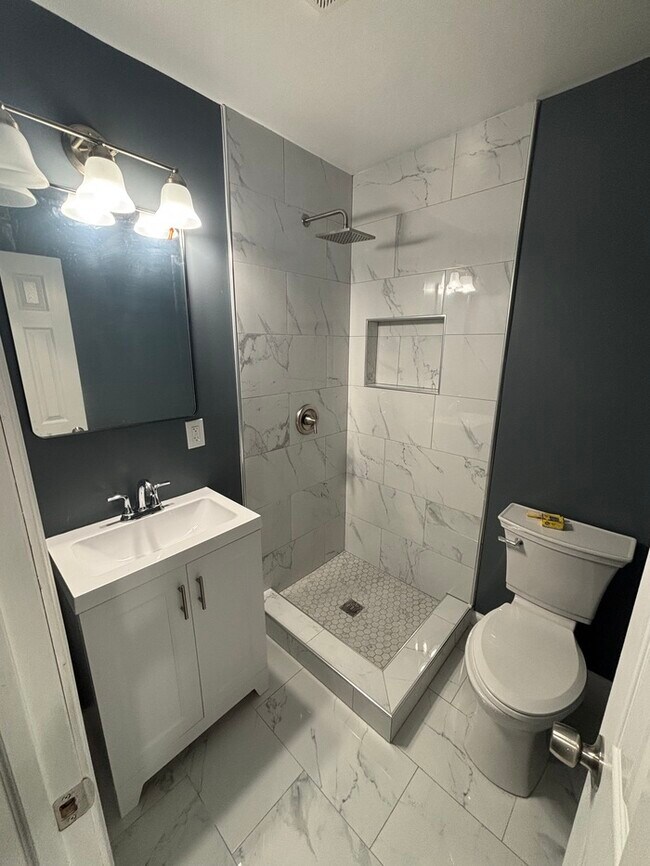 Building Photo - 2 Bedrooms plus den with 3.5 Bathrooms